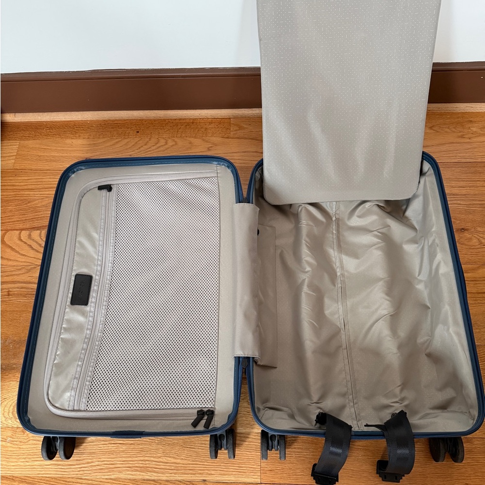 Monos Carry-On Plus (like new) - Picture 9 of 11
